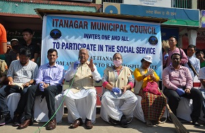 The Governor of Arunachal Pradesh Shri P.B. Acharya along with the State�s First Lady of the State Smt Kavita Acharya participates in the social service under Swachh Bharat Abhiyan at Itanagr and Naharlagun on 12th May 2017.